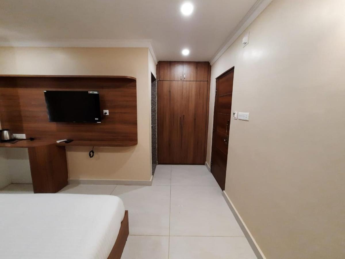 Airavat Hotel บูบันเนสชวาร์ ภายนอก รูปภาพ